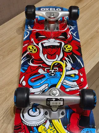 Monopatín OXELO con diseño de mono samurái