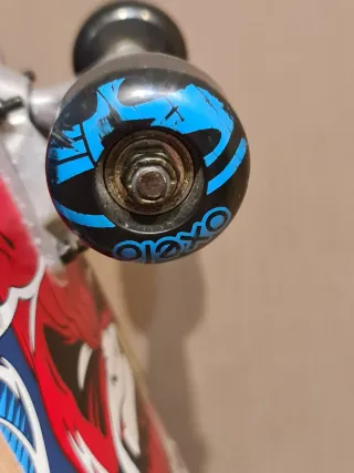 Monopatín OXELO con diseño de mono samurái