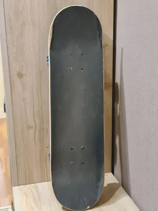 Monopatín OXELO con diseño de mono samurái