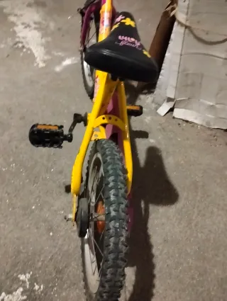 Bicicleta infantil amarilla y rosa