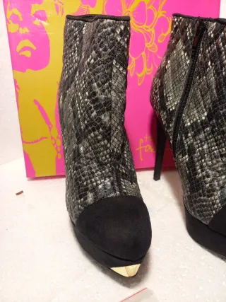 Botines de diseño piel serpiente