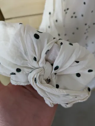 Blusa blanca con puntos negros