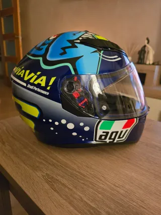 Casco AGV azul con diseño gráfico