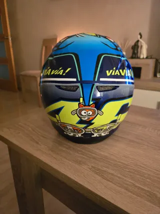Casco AGV azul con diseño gráfico