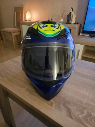 Casco AGV azul con diseño gráfico