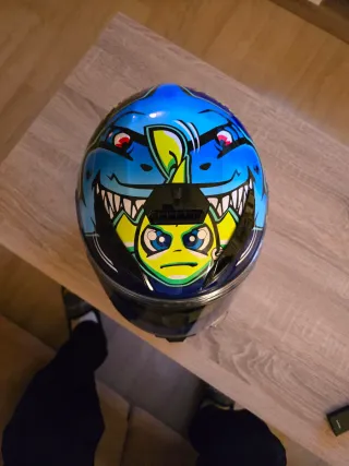 Casco AGV azul con diseño gráfico