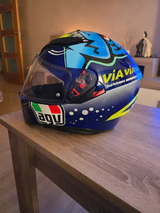 Casco AGV azul con diseño gráfico