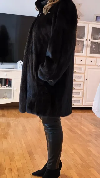 Abrigo de pelo negro, suave