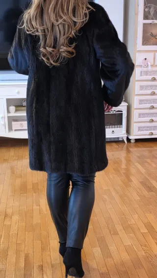 Abrigo de pelo negro, suave