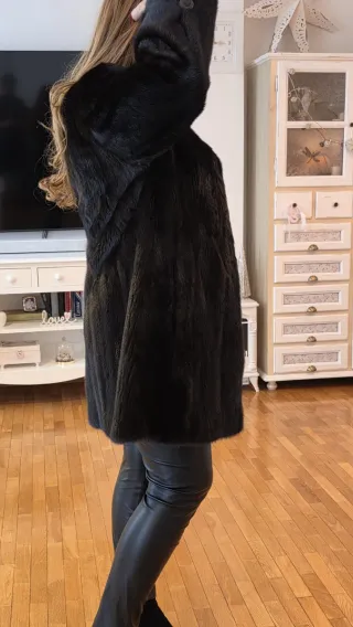 Abrigo de pelo negro, suave