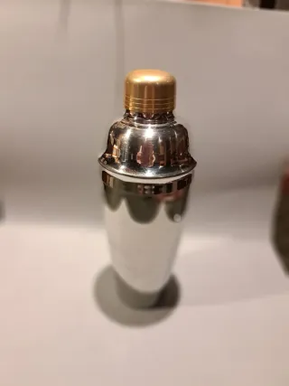 Coctelera de metal plateada y dorada