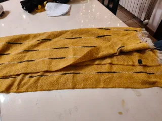 Set 2 sciarpe: gialla e nera, rossa e nera