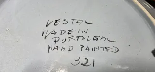 Plato de cerámica decorado floral.
