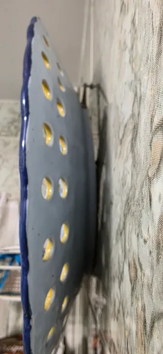 Plato de cerámica decorado floral.