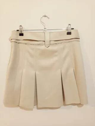 Falda corta efecto ante, con tablas, blanco hielo.