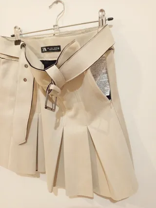 Falda corta efecto ante, con tablas, blanco hielo.