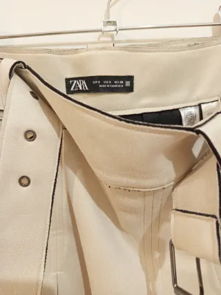 Falda corta efecto ante, con tablas, blanco hielo.