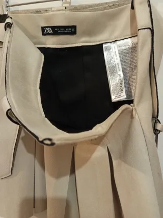 Falda corta efecto ante, con tablas, blanco hielo.