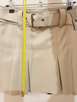 Falda corta efecto ante, con tablas, blanco hielo.