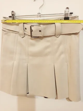 Falda corta efecto ante, con tablas, blanco hielo.