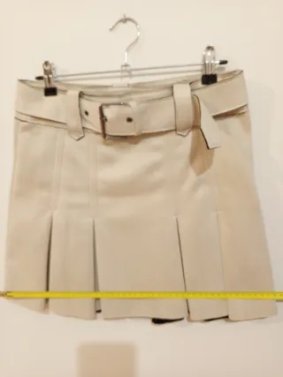 Falda corta efecto ante, con tablas, blanco hielo.