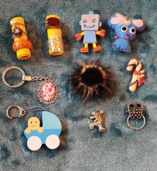 Lote Broches Varios Diseños y llaveros