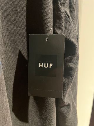 Camiseta HUF Triangle of Terror L/ Negra nueva.