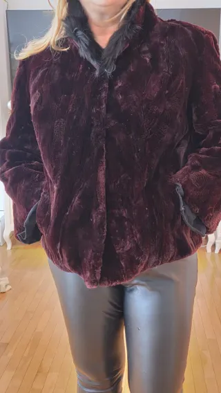 Abrigo de pelo granate y negro