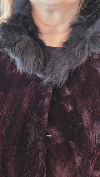 Abrigo de pelo granate y negro