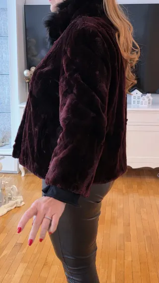 Abrigo de pelo granate y negro