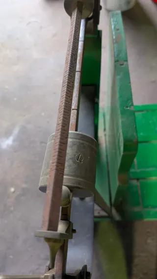 Báscula antigua de 1930 hecha en bronce y madera.