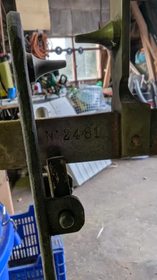 Báscula antigua de 1930 hecha en bronce y madera.