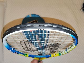 Raqueta de tenis con funda