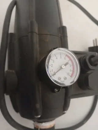 Bomba de agua con manómetro