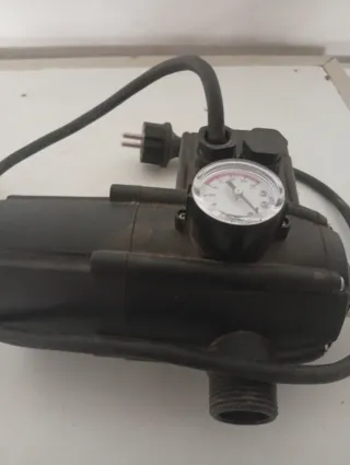 Bomba de agua con manómetro