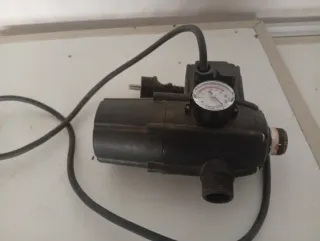 Bomba de agua con manómetro