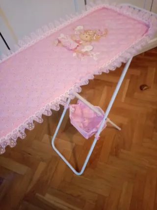 Tabla de planchar de juguete rosa