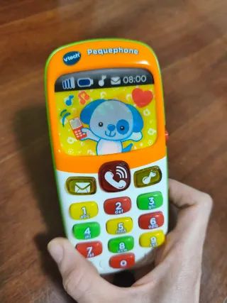 Teléfono de juguete con sonido.