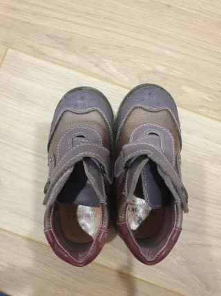 Botitas Pablosky niña negras talla 26. Burdeos 24