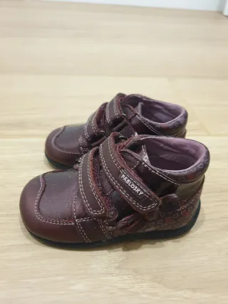 Botitas Pablosky niña negras talla 26. Burdeos 24