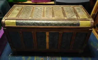 Baúl antiguo madera y metal