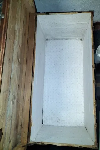 Baúl antiguo madera y metal