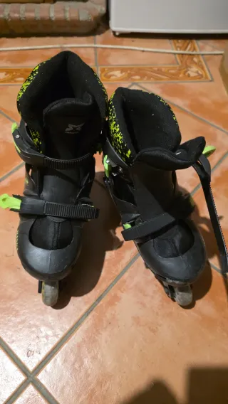 Patines en línea negros y verdes