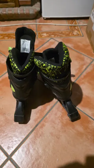 Patines en línea negros y verdes