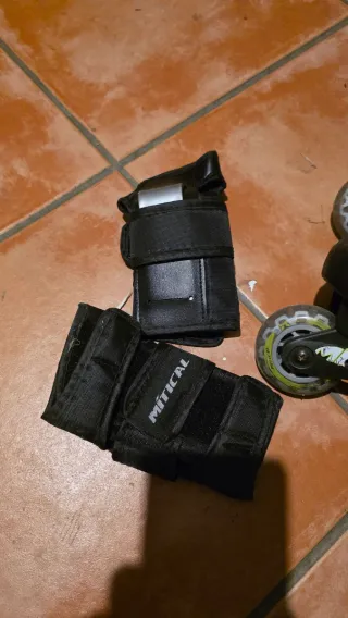 Patines en línea negros y verdes