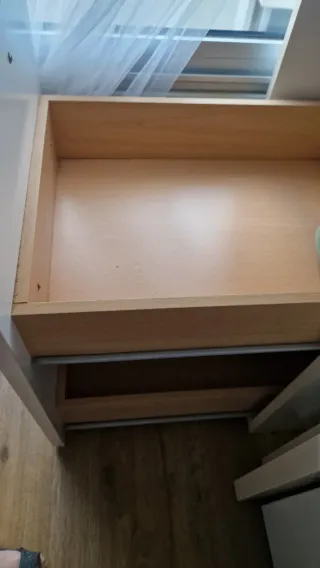 Escritorio blanco con baúl de almacenaje