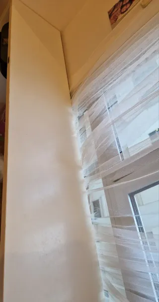 Escritorio blanco con baúl de almacenaje