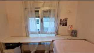 Escritorio blanco con baúl de almacenaje.