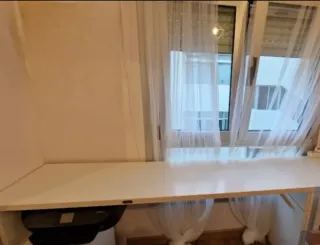 Escritorio blanco con baúl de almacenaje.