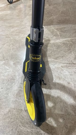 Patinete plegable negro con ruedas grandes